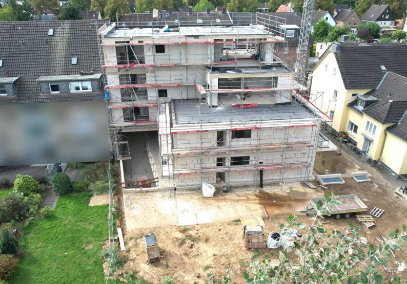 Neubau steht - Gartenansicht